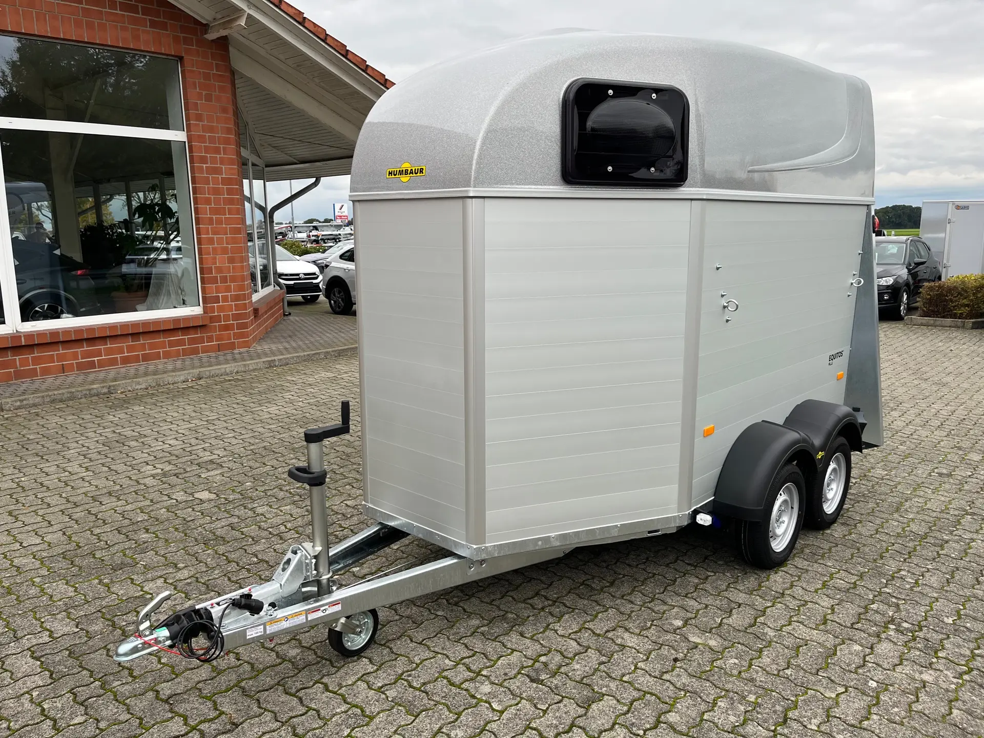 1-2.webp Van transport chevaux Humbaur Equitos Alu 2000 kg – Image 1