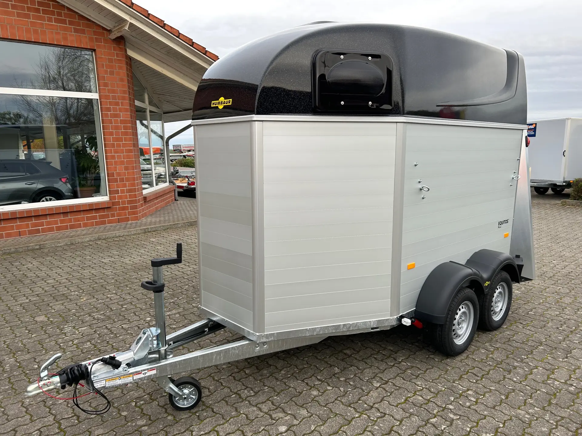 11-4.webp Van transport chevaux Humbaur Equitos Alu Black 2000 kg – Image 1
