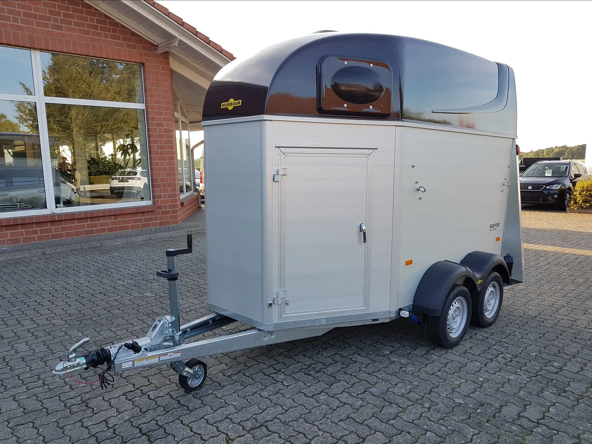126-1.webp Van transport chevaux Humbaur Equitos Alu Plus Black 2000 kg — Black Edition – Image 1