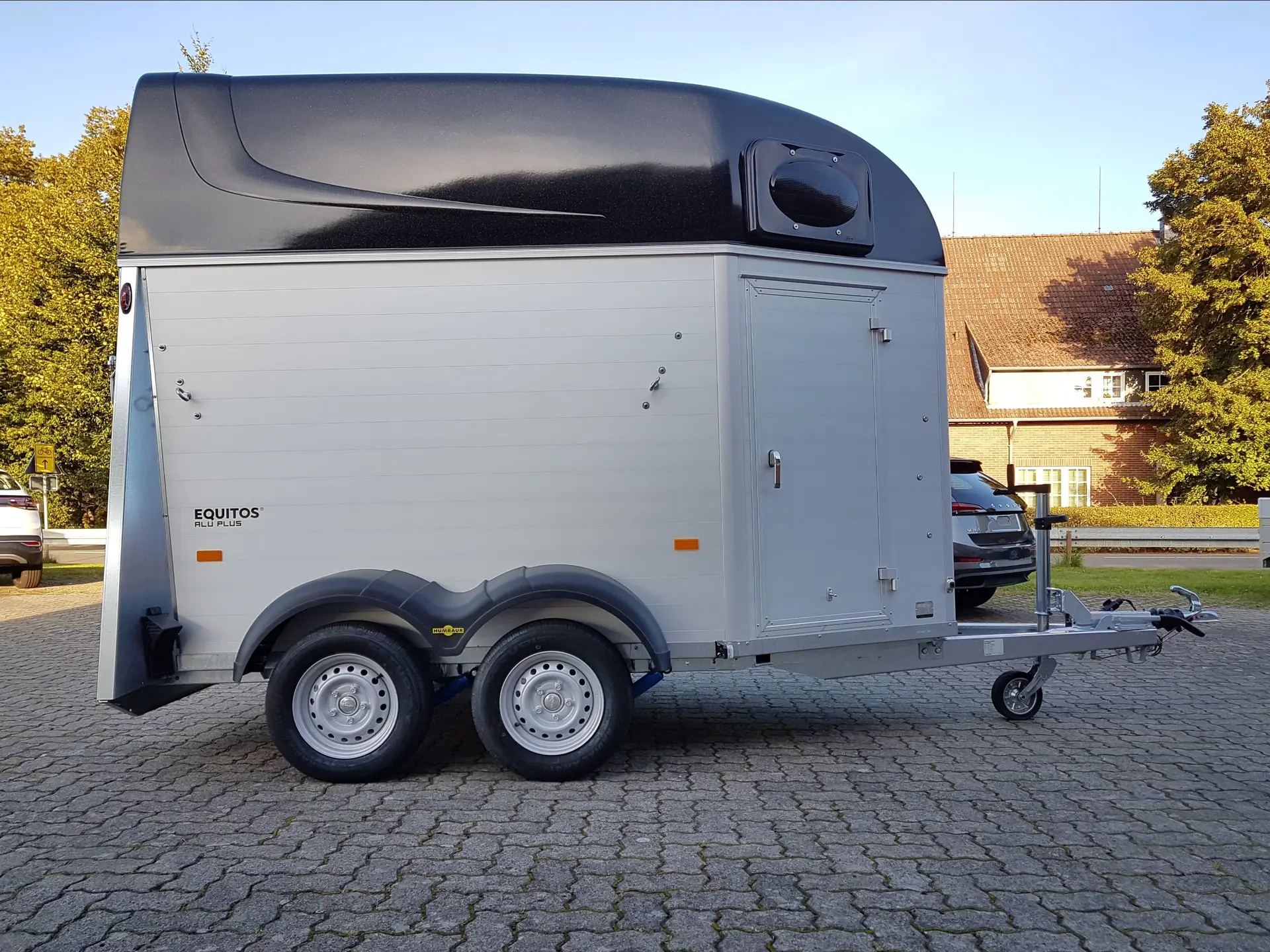 127.webp Van transport chevaux Humbaur Equitos Alu Plus 2000 kg – Image 1