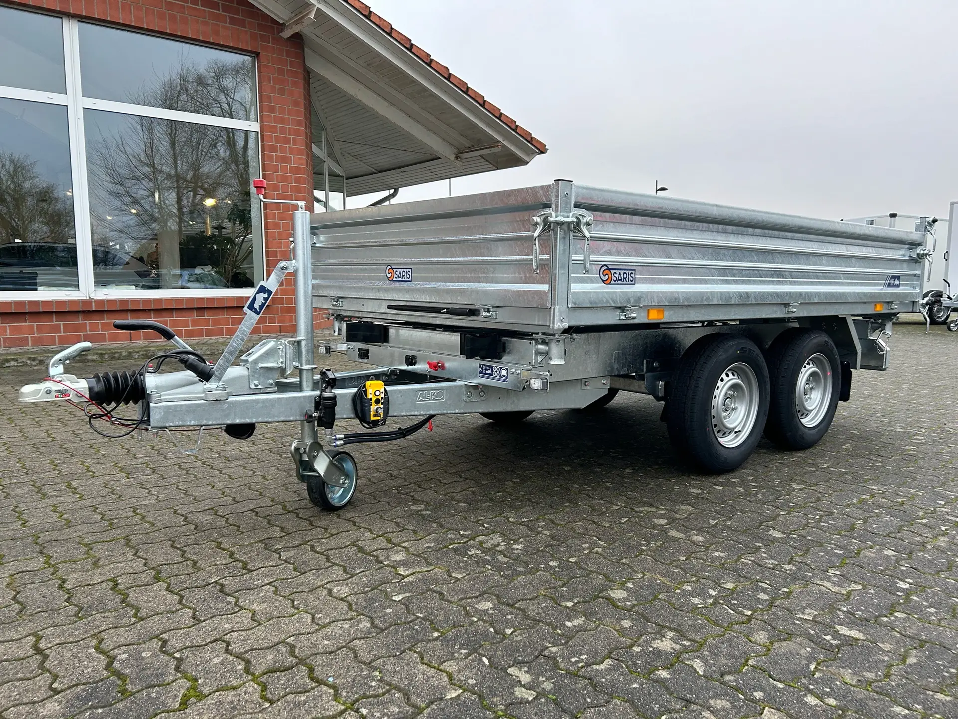 138.webp Remorque tri-benne Saris K3 310x176 3500 kg – Image 1