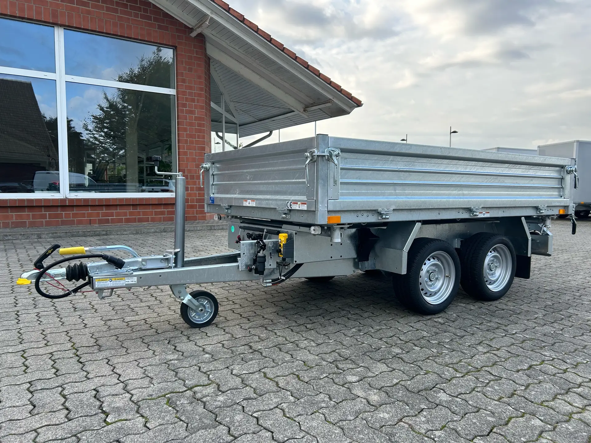 22-3.webp Remorque tri-benne Humbaur HTK 2700.27 ProSteel 2700 kg – Image 1