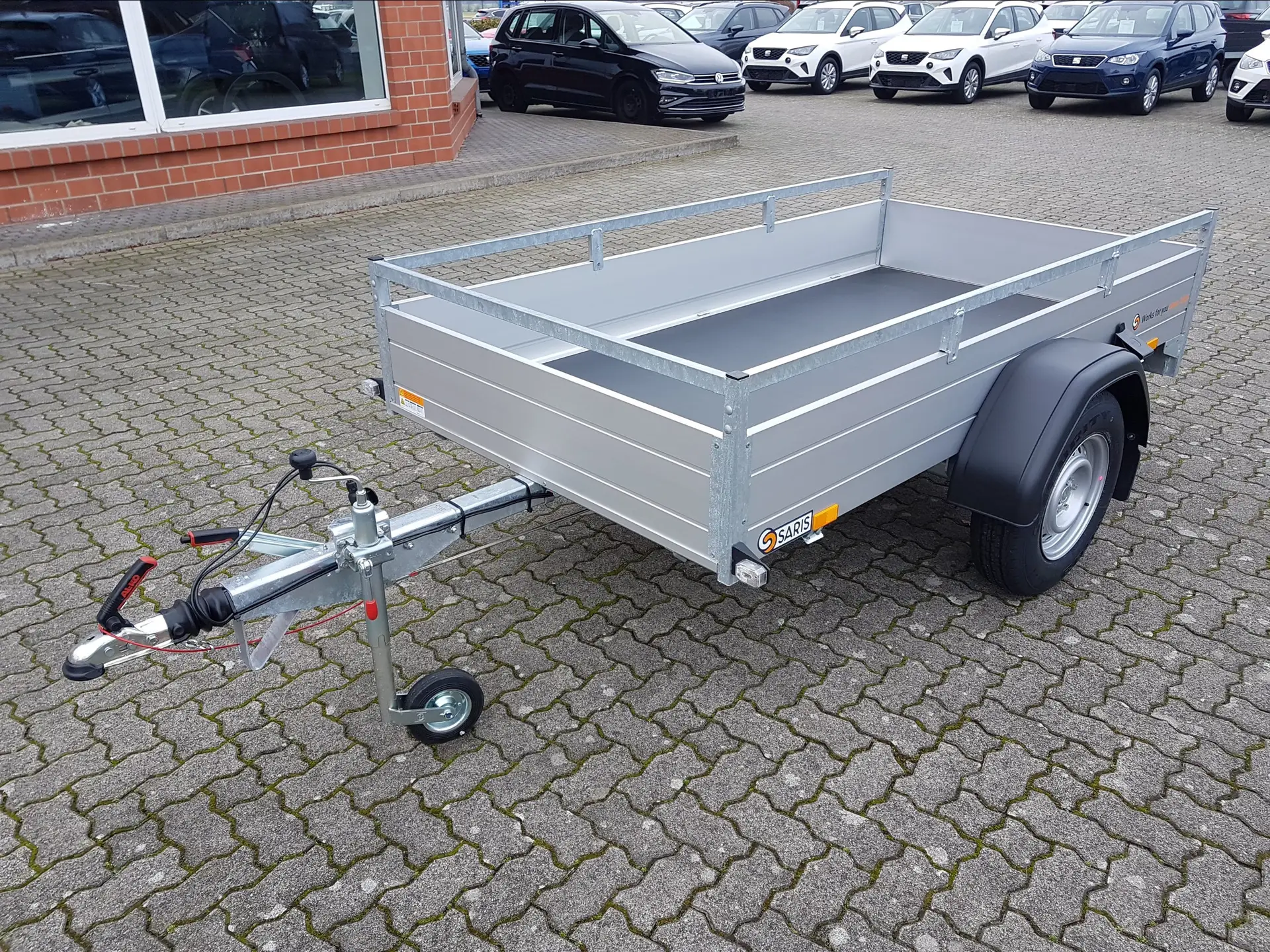 41-1.webp Remorque avec ridelles 255x133 1350 kg Saris McAlu Pro – Image 1