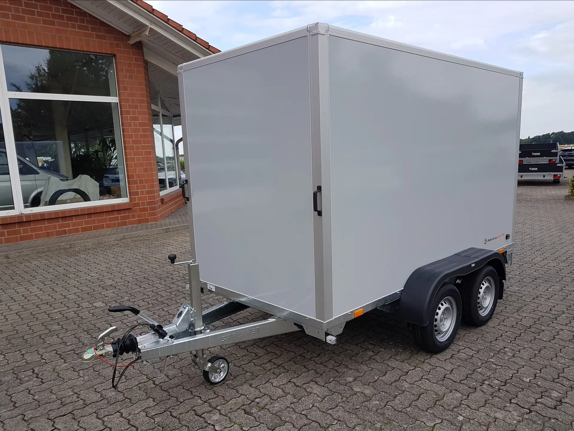 50-1.webp Remorque fourgon Saris GO 306x154 2000 kg double essieu – Image 1