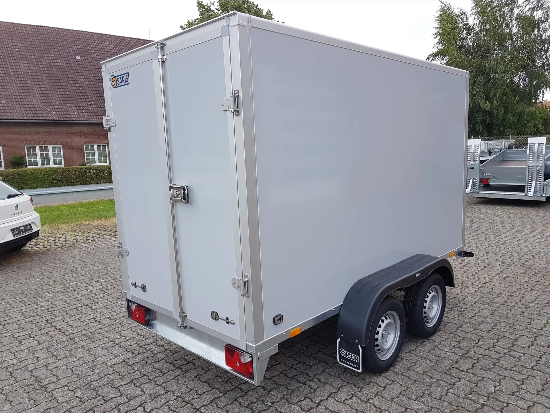 Kofferanhänger Saris GO 306x154, 2700 kg, Tandemachse