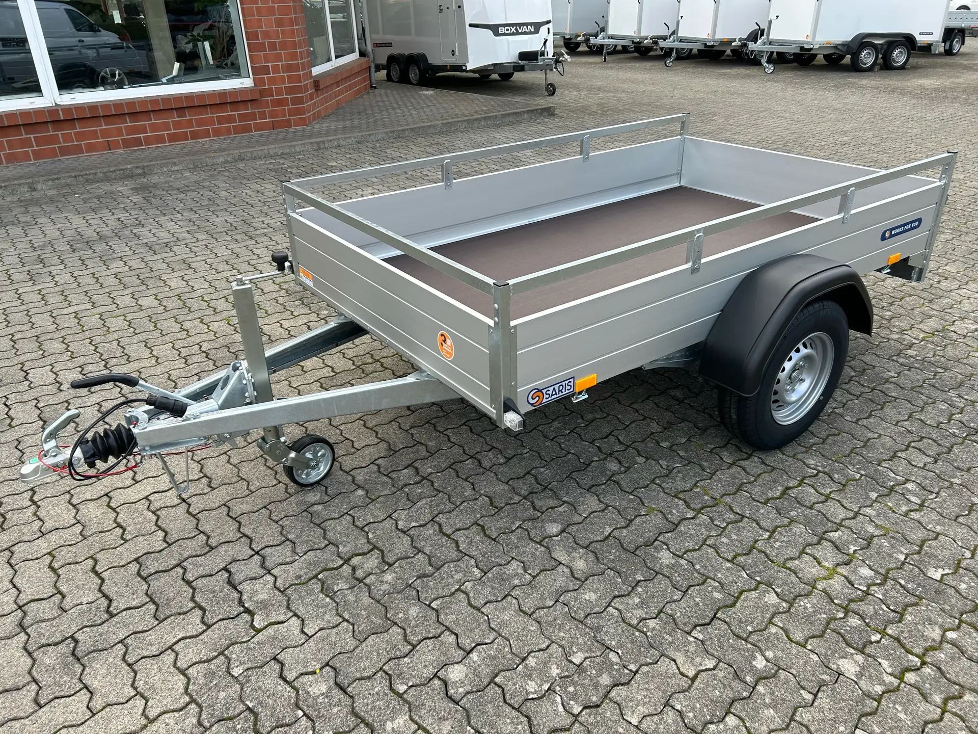 56-1.webp Remorque avec ridelles 255x153 1500 kg Saris McAlu Pro – Image 1