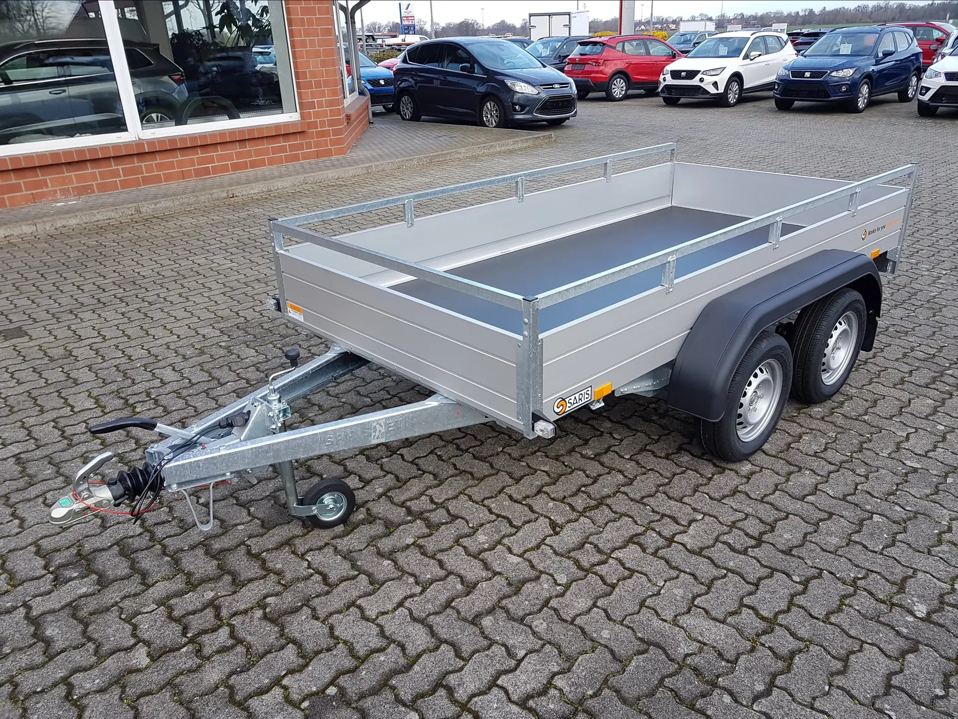 61-1.webp Remorque avec ridelles 305x153 2000 kg Saris McAlu Pro – Image 1